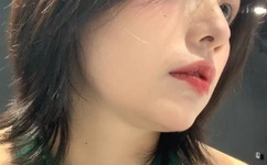 迪士尼关闭前数千游客冒雨涌入